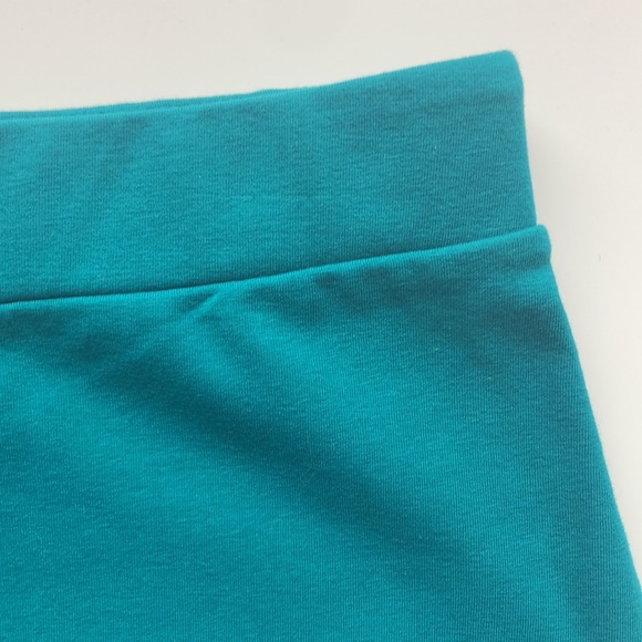 Aritzia Talula teal coloured, stretchy, snug mini skirt - Picture 5 of 5